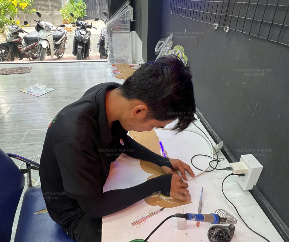 Nhân viên kỹ thuật Nhà Kiến làm đèn Led Neon