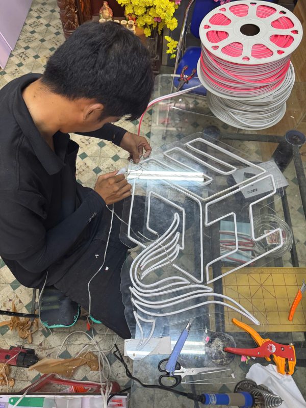 thi công đèn led neon Nhà Kiến